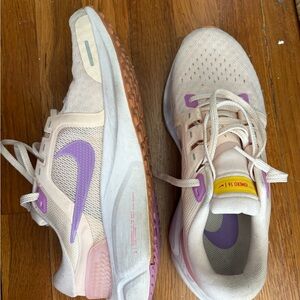 Nike Women's Athletic Shoes - Cream and Purple zoomx